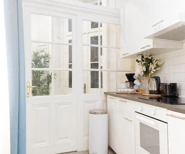 Spacious And Near Metro I Close To Parks I Akh