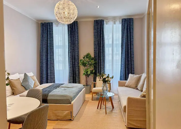 Spacious And Near Metro I Close To Parks I Akh Διαμέρισμα *