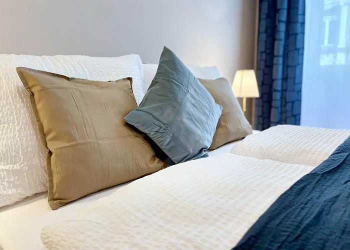 Spacious And Near Metro I Close To Parks I Akh